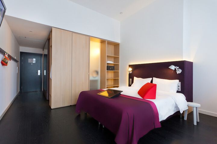 Room 9 of 42