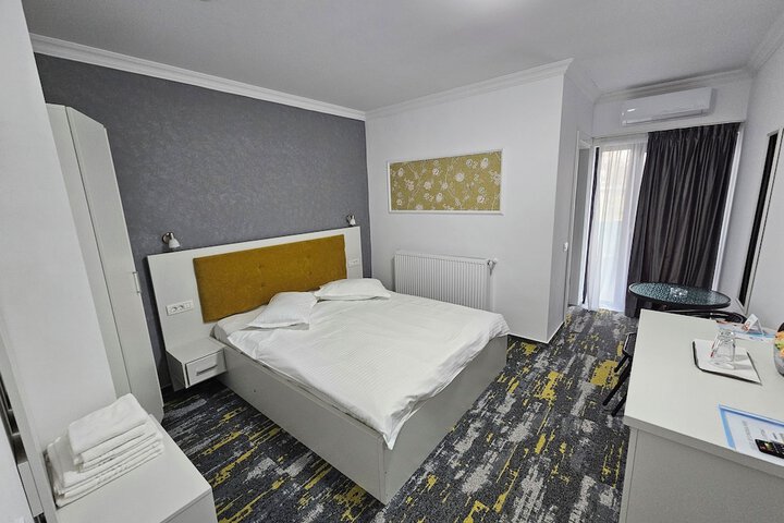 Room 8 of 34