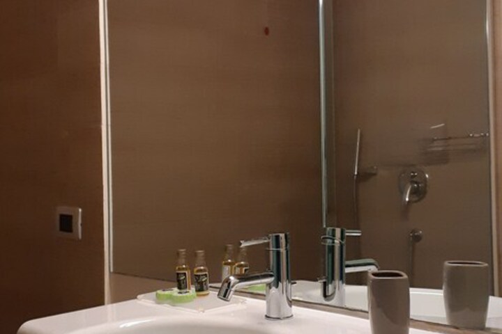Room 8 of 31