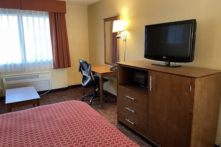 1 Queen Bed (1 of 13)