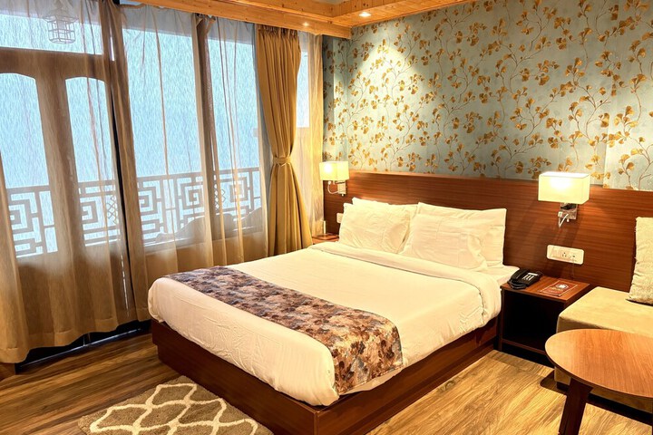 Room 4 of 34
