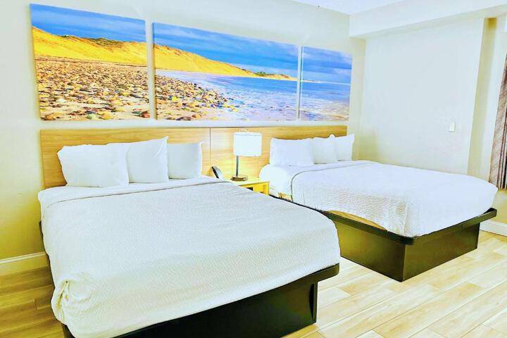 2 Queen Beds Accessible (10 of 11)