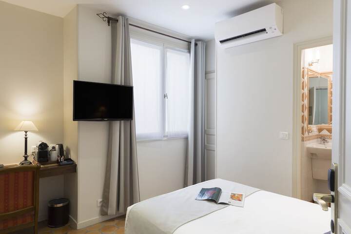 Room 7 of 25