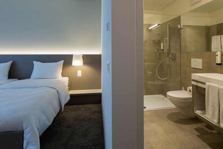 Room 7 of 32