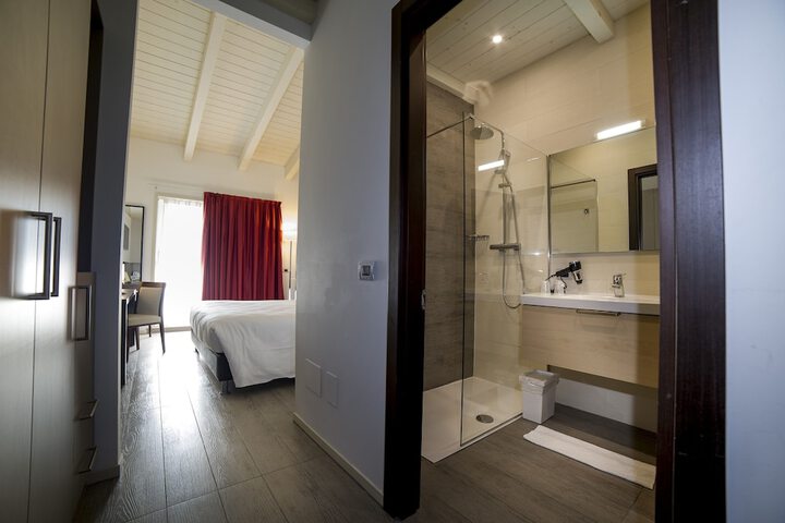 Room 4 of 100