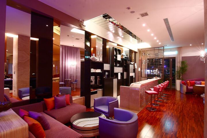 Lounge 42 of 54