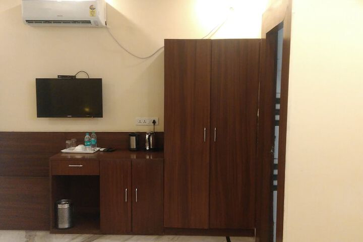 Room 10 of 32