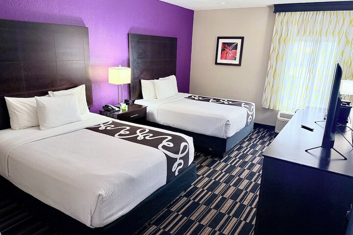 2 Queen Beds Deluxe Room (1 of 12)