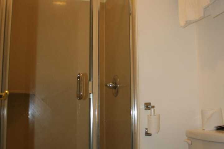 Queen Bed Private Bathroom (10 of 35)