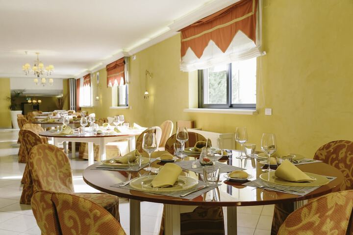Dining 42 of 77