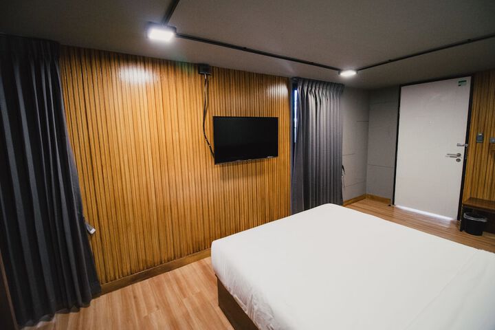 Room 6 of 17