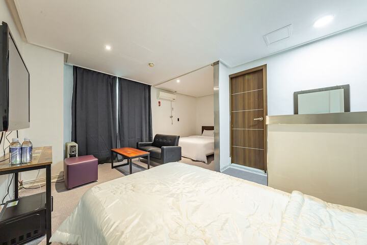 Room 7 of 82
