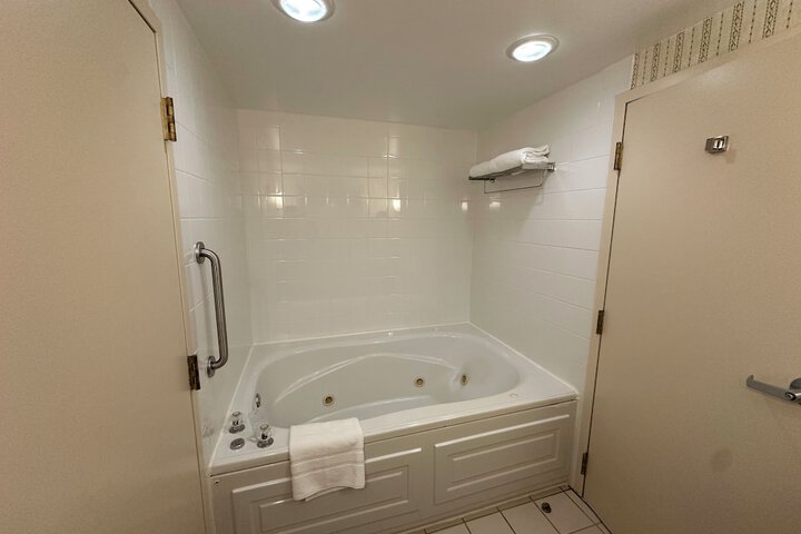 Room 16 of 28