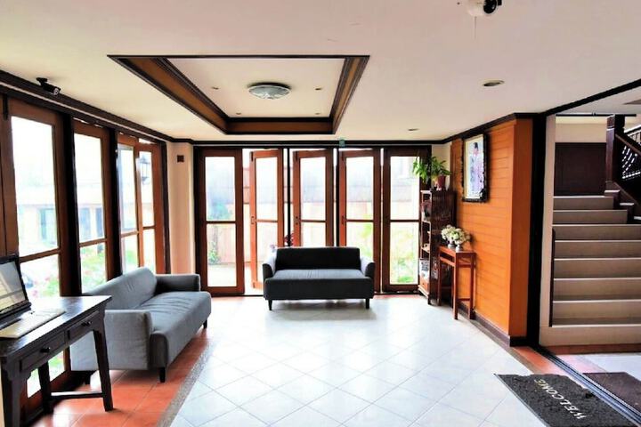 Ballroom/Hall 18 of 27