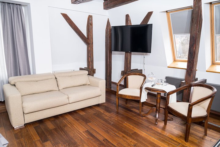 Room 6 of 23