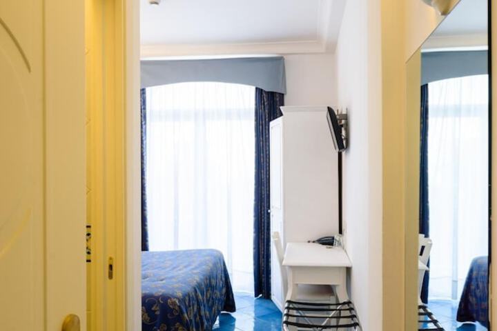 Room 4 of 37