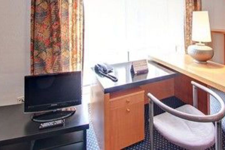 Room 11 of 16