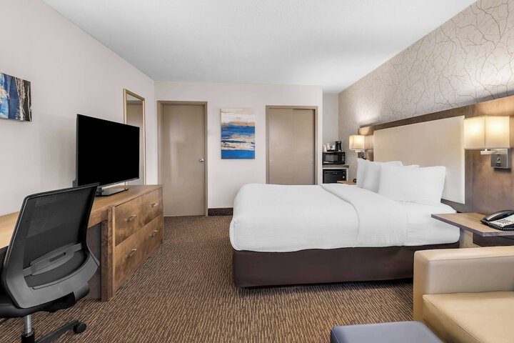 1 Queen Bed Microwave and Refrigerator Work Desk WiFi Continental Breakfast (6 of 20)
