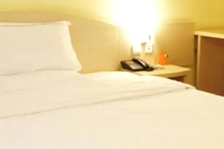 Room 13 of 20