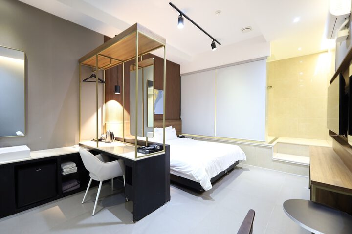 Room 9 of 17
