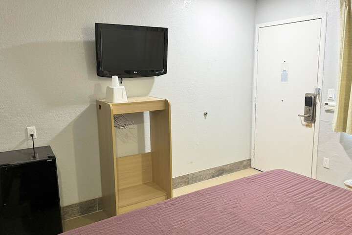 1 King Bed (4 of 15)