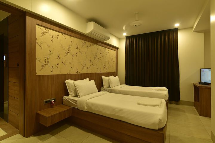 Room 10 of 16