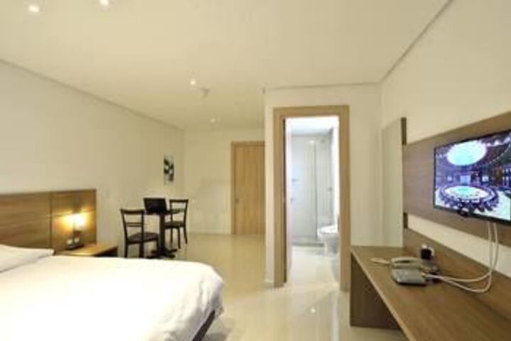 Room 8 of 18