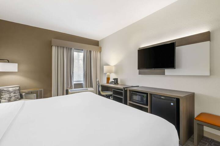 1 King Bed (4 of 22)