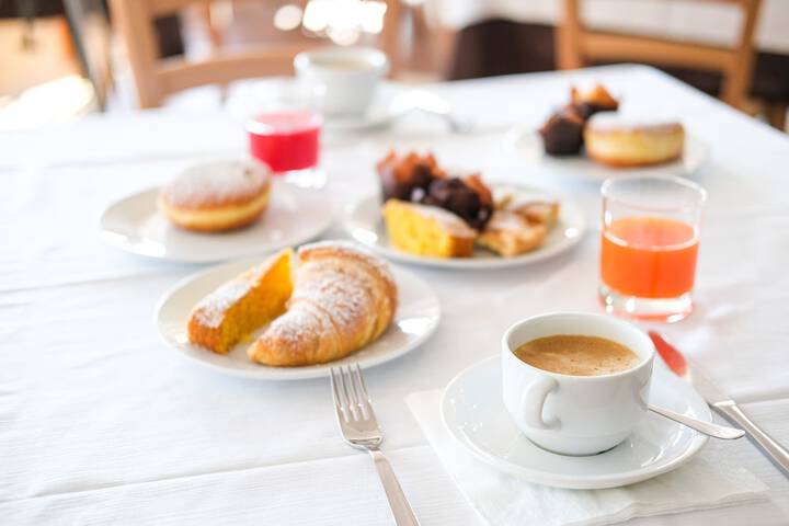 Breakfast/Coffee Service 25 of 42