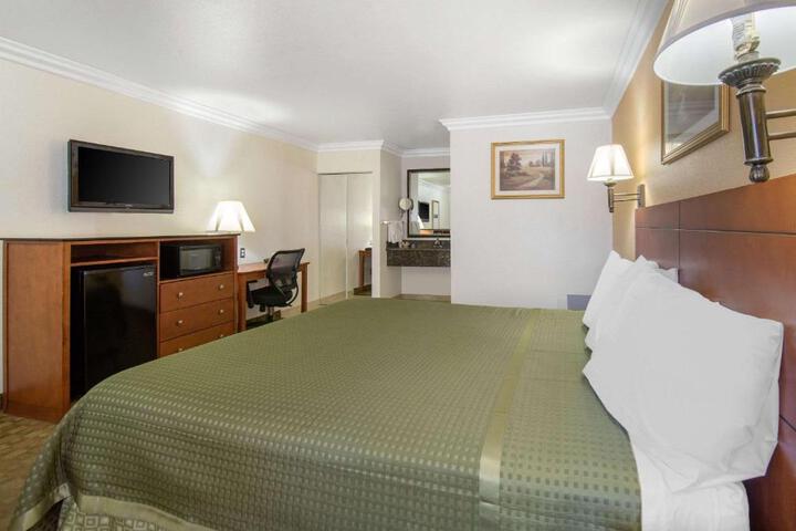 1 King Bed (11 of 15)