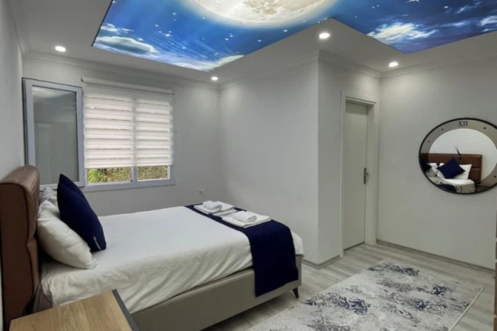 Room 4 of 8