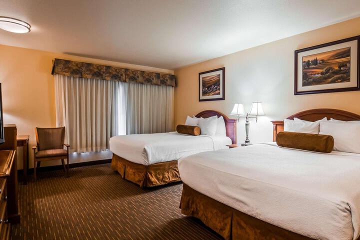 2 Queen Beds - Wireless High Speed Internet, Microwave and Refrigerator, Coffee Maker (3 of 9)