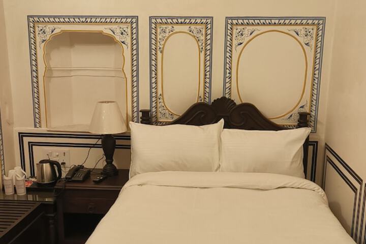 Room 7 of 33