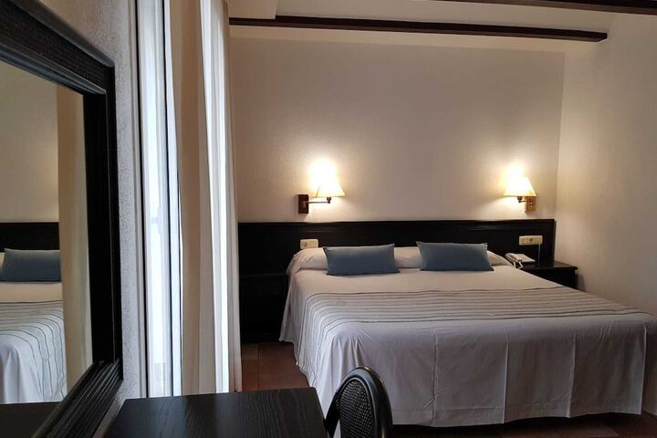 Room 25 of 102
