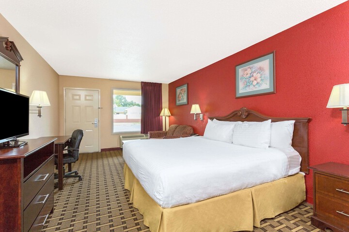 1 King Bed (3 of 5)