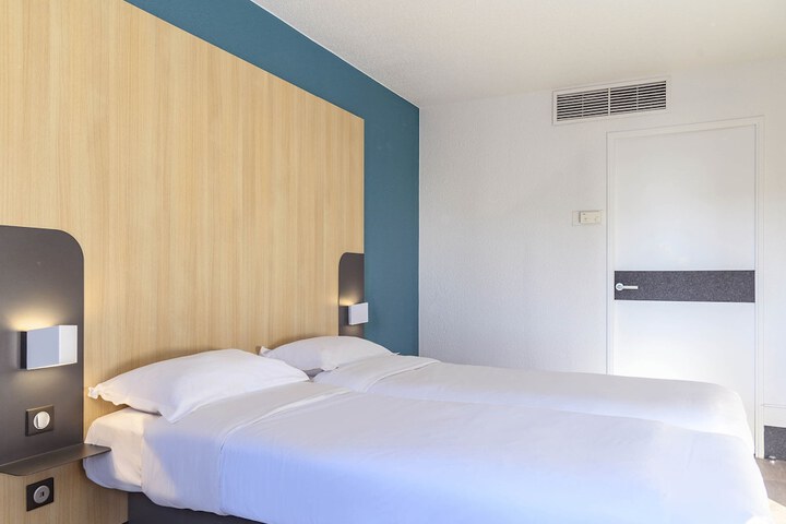 Room 6 of 17