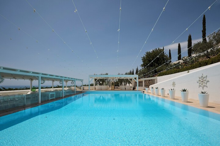 Hotel with Pool