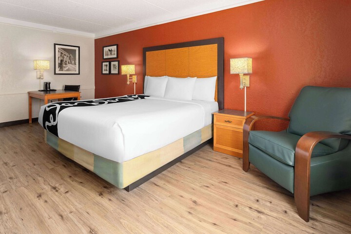 1 King Bed Deluxe Room (14 of 14)