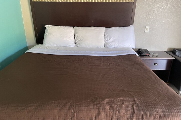 Room 6 of 11