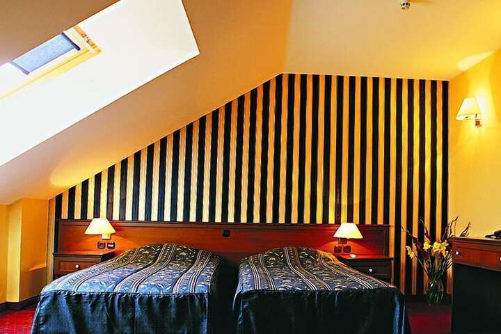 Room 16 of 44