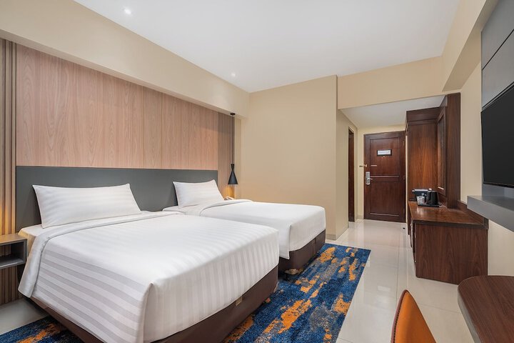 Room 8 of 33