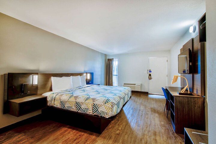 1 King Bed (13 of 18)