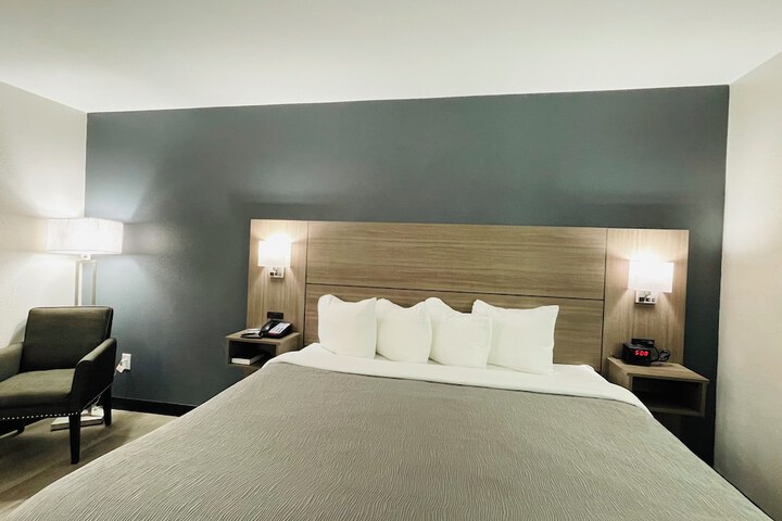 1 King Bed (7 of 12)