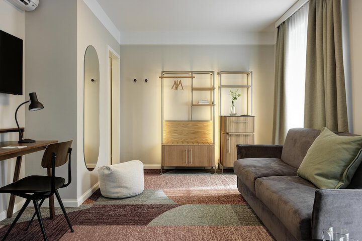 Room 6 of 18