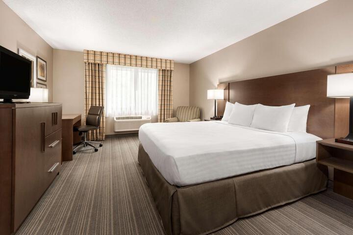 1 King Bed (4 of 5)