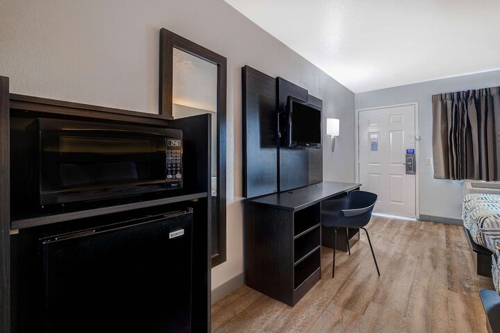 1 Queen Bed (5 of 10)