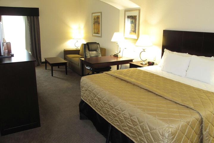2 Queen Beds Mobility Accessible Bathtub with Grab Bars (4 of 5)