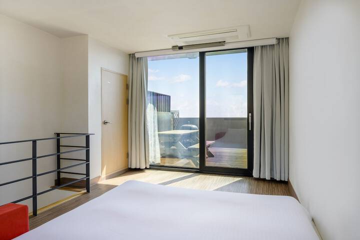 Room 28 of 69