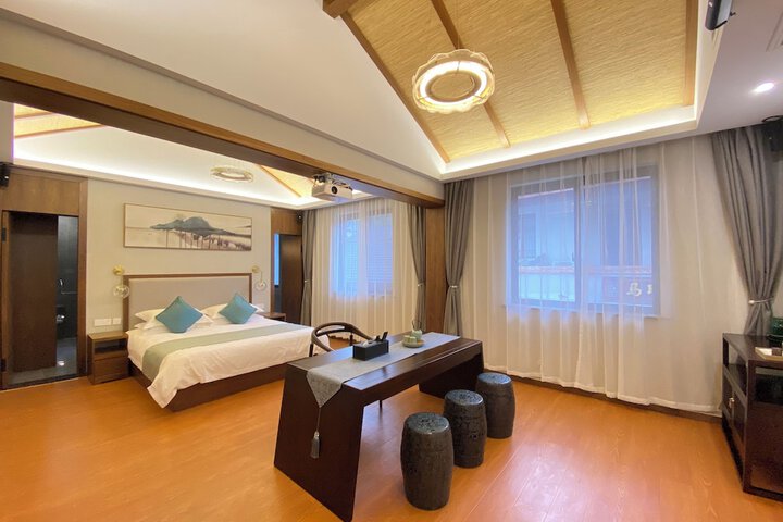 Room 8 of 118