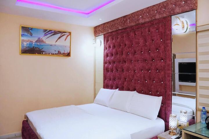 Room 6 of 25